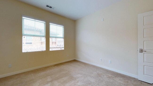 Building Photo - 3bedroom 3 bath home in the Solaire Commun...