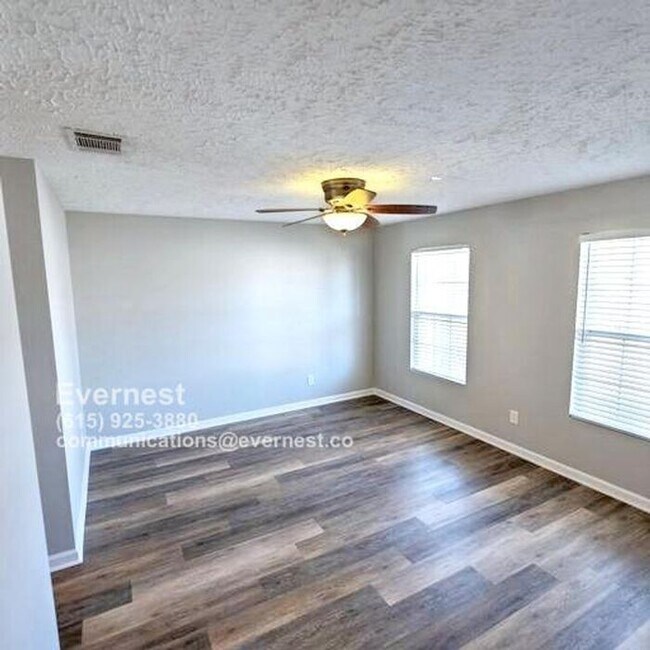 Building Photo - Spacious 4-Bedroom Home with Modern Amenit...