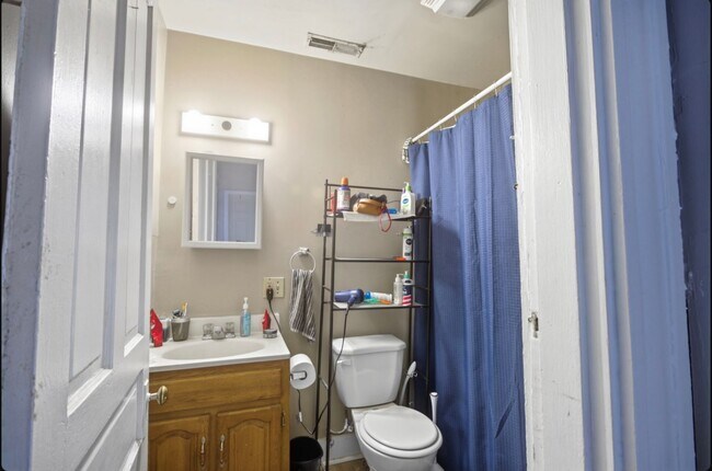 Building Photo - 2328 Stratford Ave