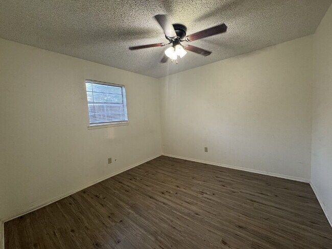 Building Photo - Move in Ready 2 bedroom 1 bath apartment -...