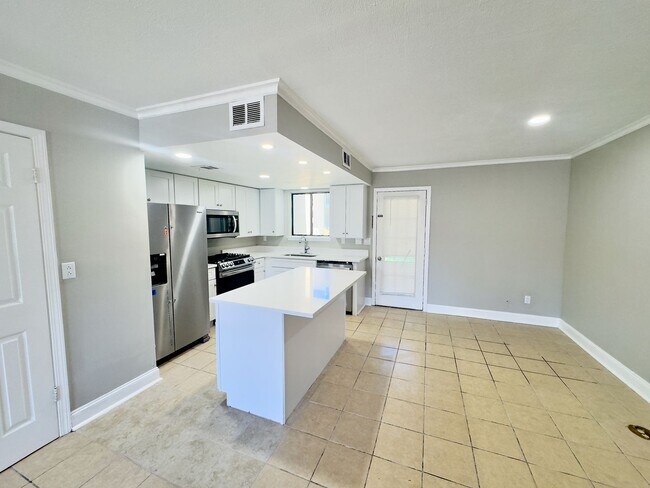 Building Photo - ! Beautiful 2BA/1.5BR Townhome in Gulf Highlands!