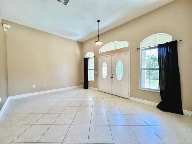 Building Photo - 4 Bedroom / 2 Bath Home in Royal Trails