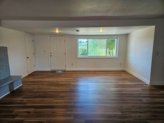 Building Photo - 3Bd/2Ba Single Story Home-For viewing!