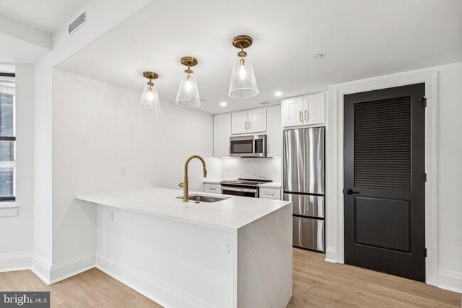 Building Photo - 135 S 19th St