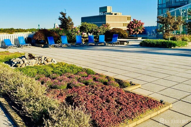 Building Photo - 1 Spring St