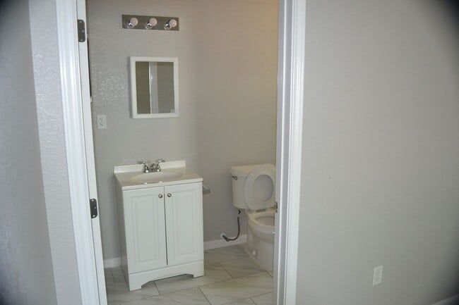 Building Photo - Renovated 1 bedroom 1 bath duplex!! Don't miss out on this stunner!