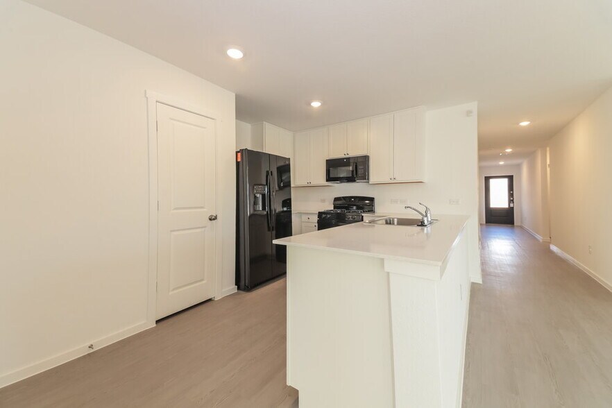 Building Photo - 140 Glenwood Dr