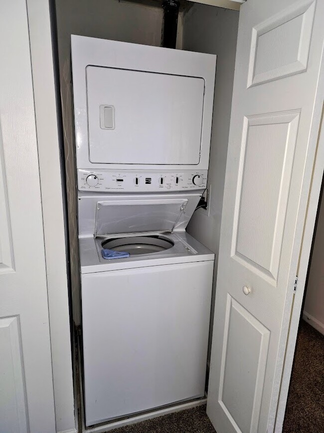 Building Photo - 5950 Oakwood Dr