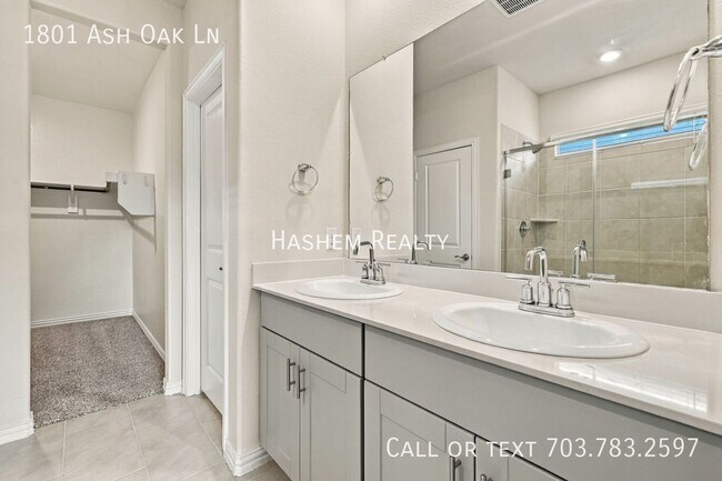 Building Photo - 1801 Ash Oak Ln