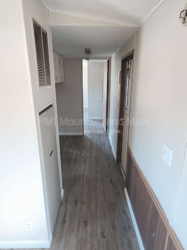 Building Photo - 15 Sarah Hill