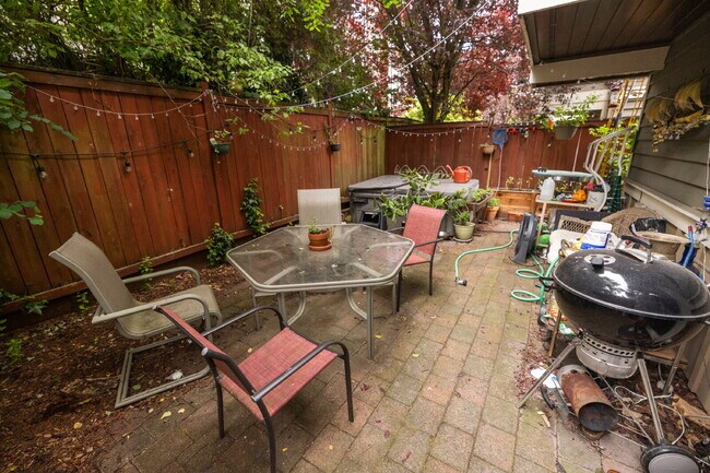 Building Photo - *Beautiful Ballard Townhome with Spacious Fenced Yard & Attached Garage FOR RENT* Available for M...