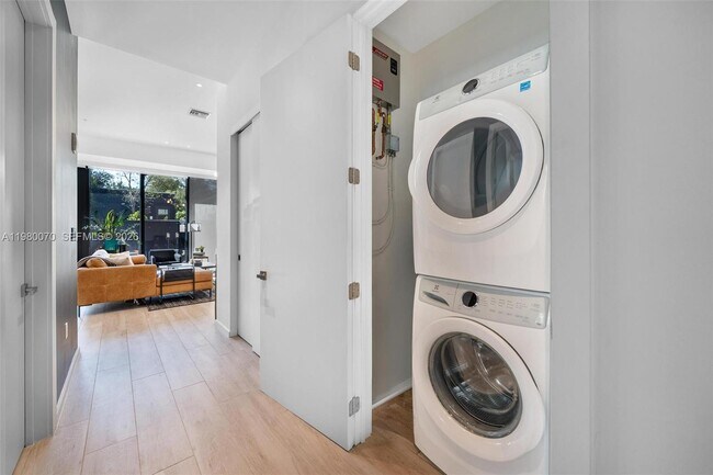 Building Photo - 3156 SW 27th Ave