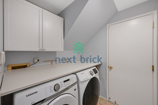 Building Photo - "Spacious 4-Bedroom Retreat with 2.5 Baths in Charming Sammamish Setting"