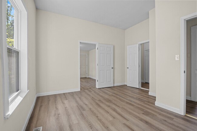 Building Photo - Large Highland Park 4 Bedroom