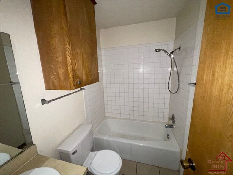 Building Photo - 1912 SW D Ave