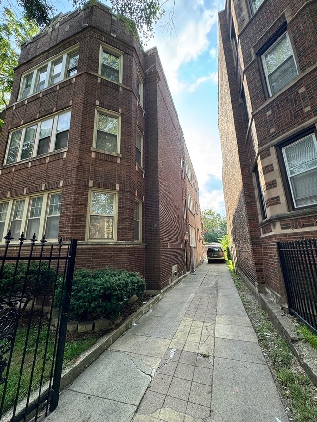 Building Photo - 7634 S Phillips Ave