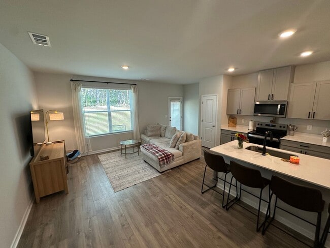 Building Photo - FOR LEASE- NEW TOWNHOME IN LEBANON!