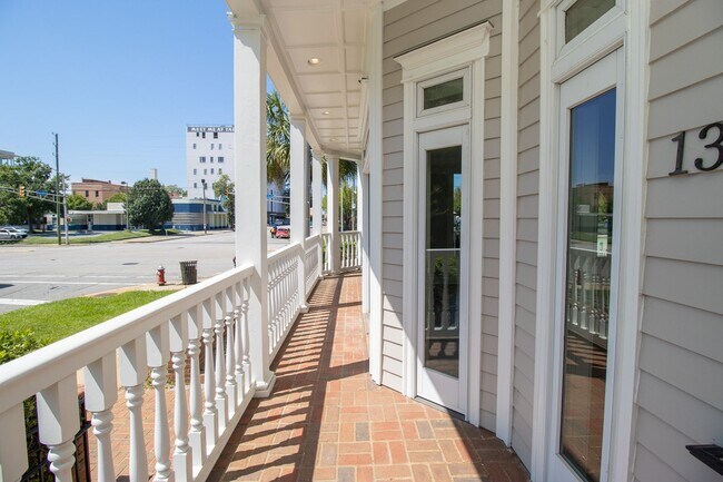 Building Photo - Historic Elegance Meets Modern Luxury – 2 Bed / 2 Bath Apartment in Downtown Columbia