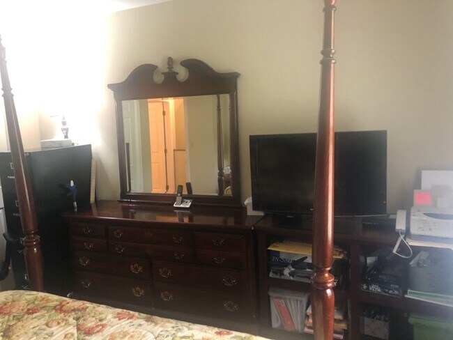 Building Photo - 470 Meadow Ln