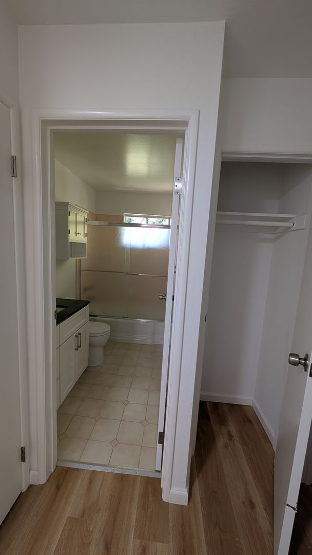 Building Photo - Modern Top Floor Condo, Newly Remodeled -U...