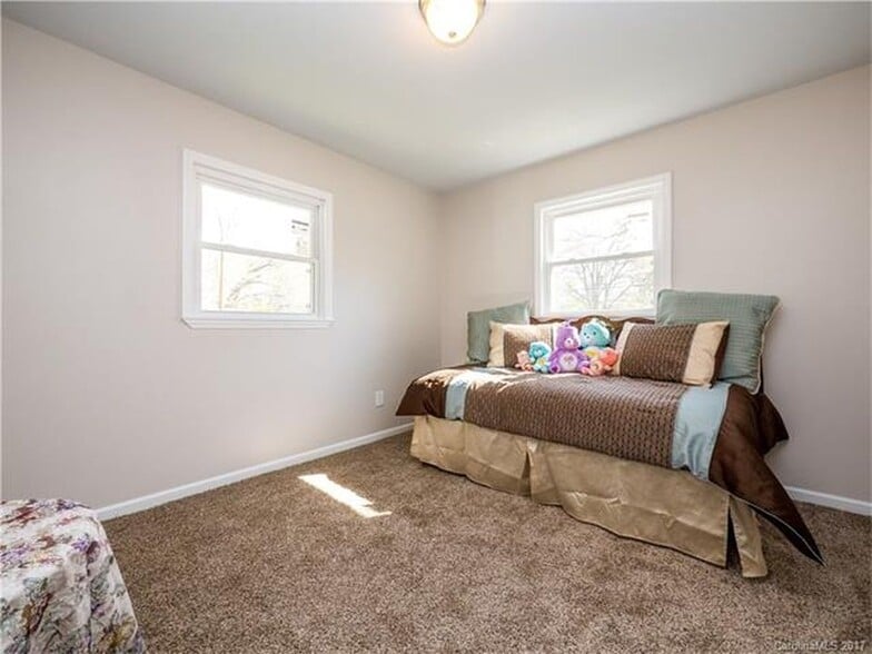 Building Photo - 305 S Spargo St