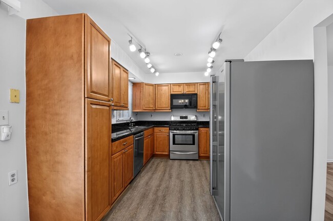 Building Photo - Welcome home to this light-filled, updated 4Bd/3.5Bth brick TH nestled in the sought-after Boniwo...
