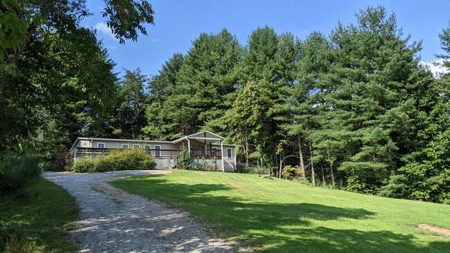 Building Photo - Great 3 Bedroom 2 Bath Home in quiet resid...