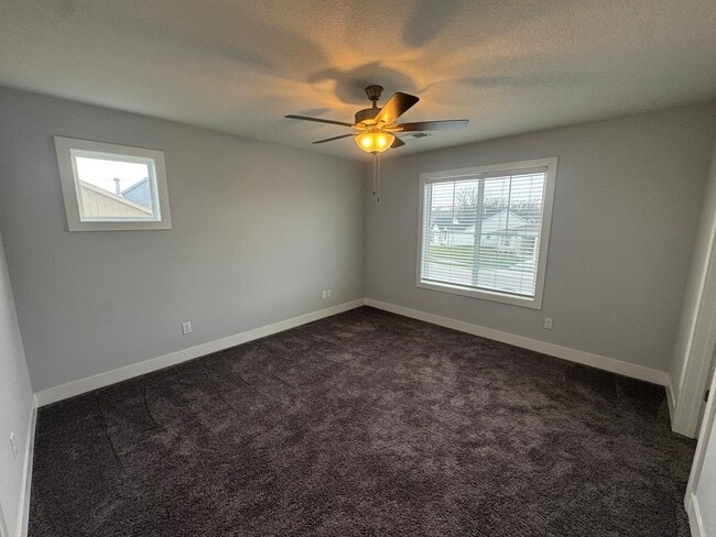 Building Photo - Luxury 5BR 4 BA Home w/ Pool and Clubhouse Access in GREAT location!