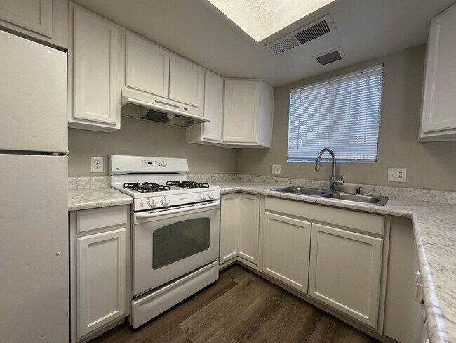 Building Photo - Spacious 2 Bed Townhome with Balcony, Washer/Dryer Included