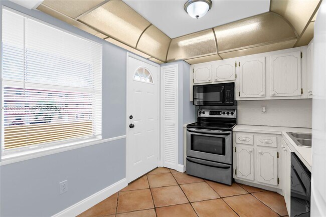 Building Photo - 1300 NE 191st St