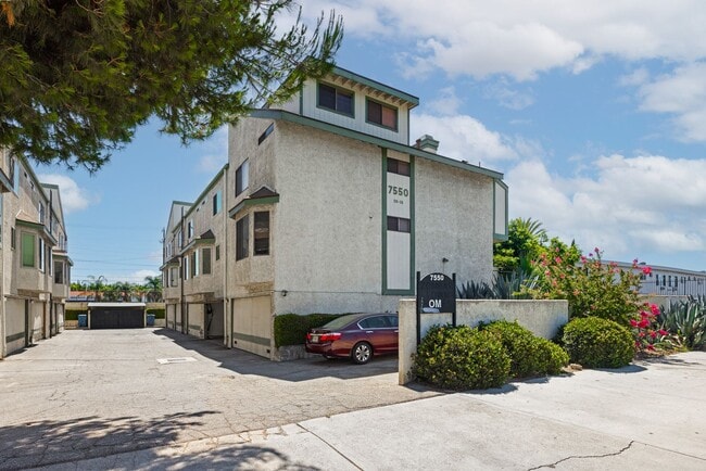 Building Photo - Bright, spacious Van Nuys 3-level townhome