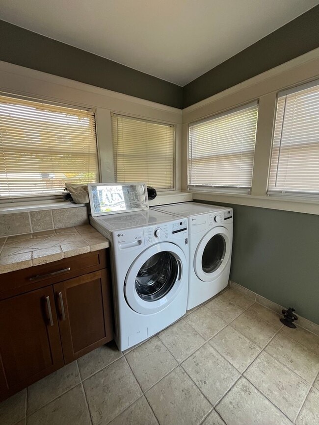 Building Photo - House: 2 Bedroom with Den , 2 Bath and pri...