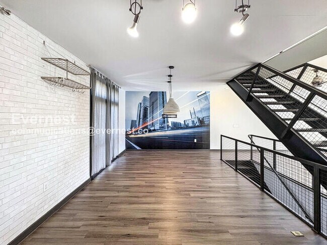 Building Photo - 2 Bed/2.5 Bath Townhome with Garage - 18 M...