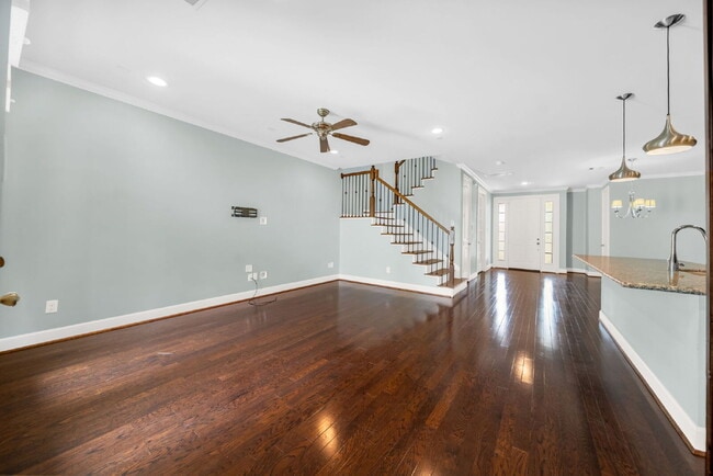 Building Photo - Nestled in the heart of Creekside Park - T...