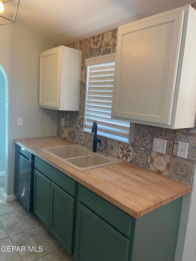 Building Photo - 1516 Greg Powers Dr