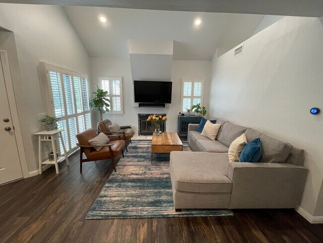 Building Photo - **Coming Soon** 2-Level Loft Condo with Re...