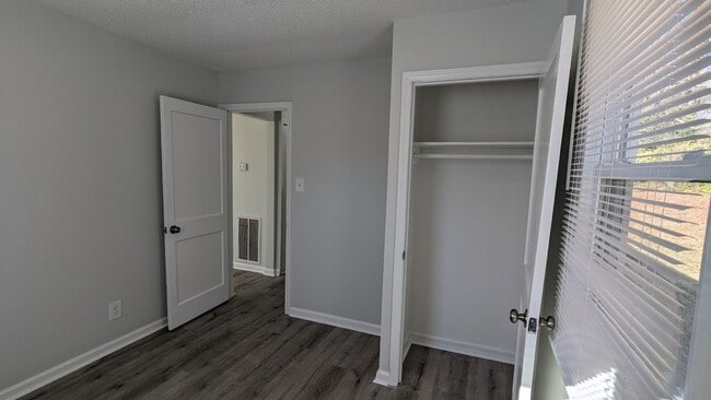 Building Photo - 2bed/1bath HOUSE Greensboro, NC!!