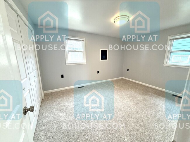 Building Photo - AVAILABLE SOON! LAKEFRONT 2 BED 1.5 BATH H...