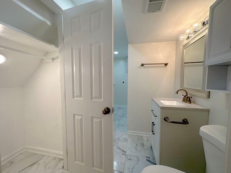 Building Photo - 1417 La Chateau Dr