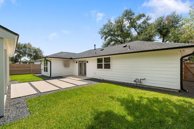 Building Photo - 1910 Lynnview Dr