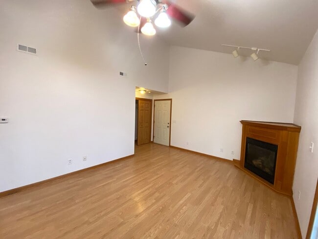 Building Photo - Beautiful 2 Bed, 2 Bath Luxury Condo - Free Month w/13 mo Lease!