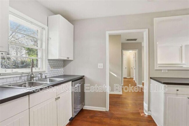 Building Photo - 1840 Camellia Dr