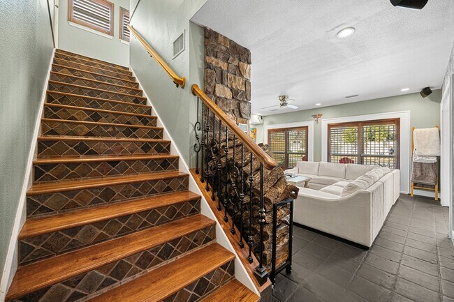 Building Photo - 202 E 7th St