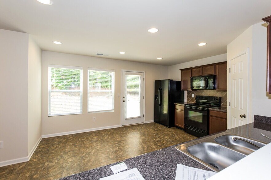 Building Photo - 5605 Twin Brook Dr