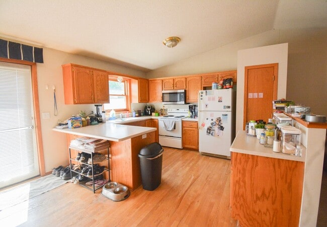 Building Photo - Great location, roomy yard, huge garage!