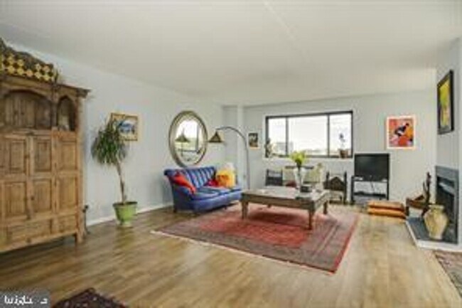 Building Photo - Bi-Level Penthouse with 3 Balconies & Delaware River Views | 3 Bed, 3 Bath | Society Hill