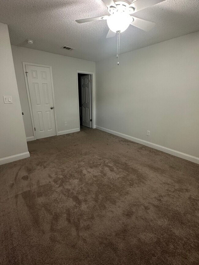Building Photo - Beautifully Remodeled 4Bed/2.5Bath Townhome