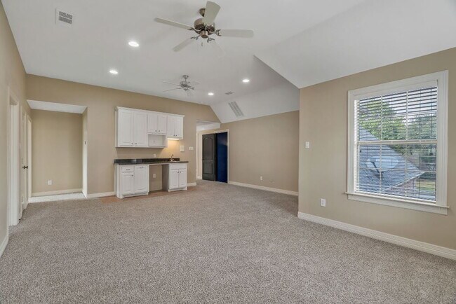 Building Photo - "Luxurious 5-Bed, 4-Bath Retreat in Grapevine - Expansive 4,428 Sq. Ft. Haven in Carroll ISD!"