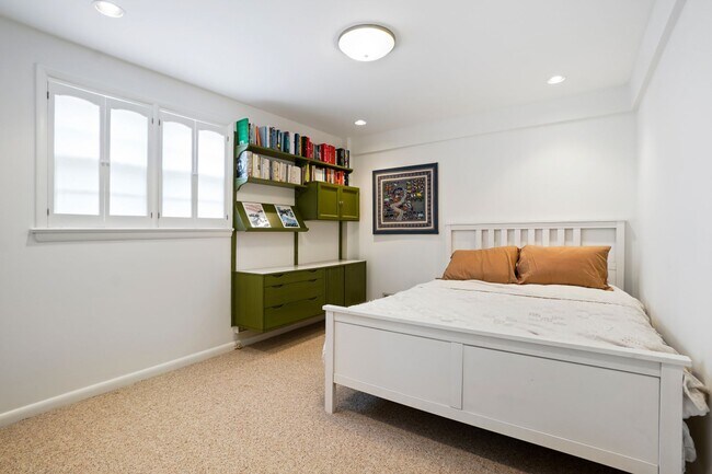 Building Photo - Spacious Split Level on Sundale Stone's Th...