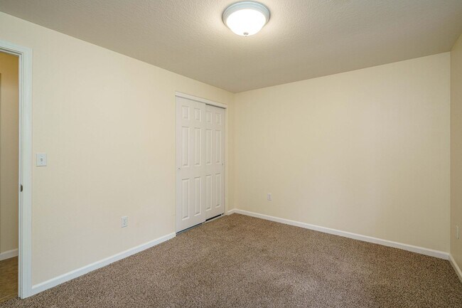 Building Photo - 4 Bedroom 2.5 Bath with Fenced Backyard in Camas School District